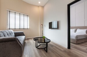 Wesley Suite | Living area | 40-inch Smart TV with digital channels, TV