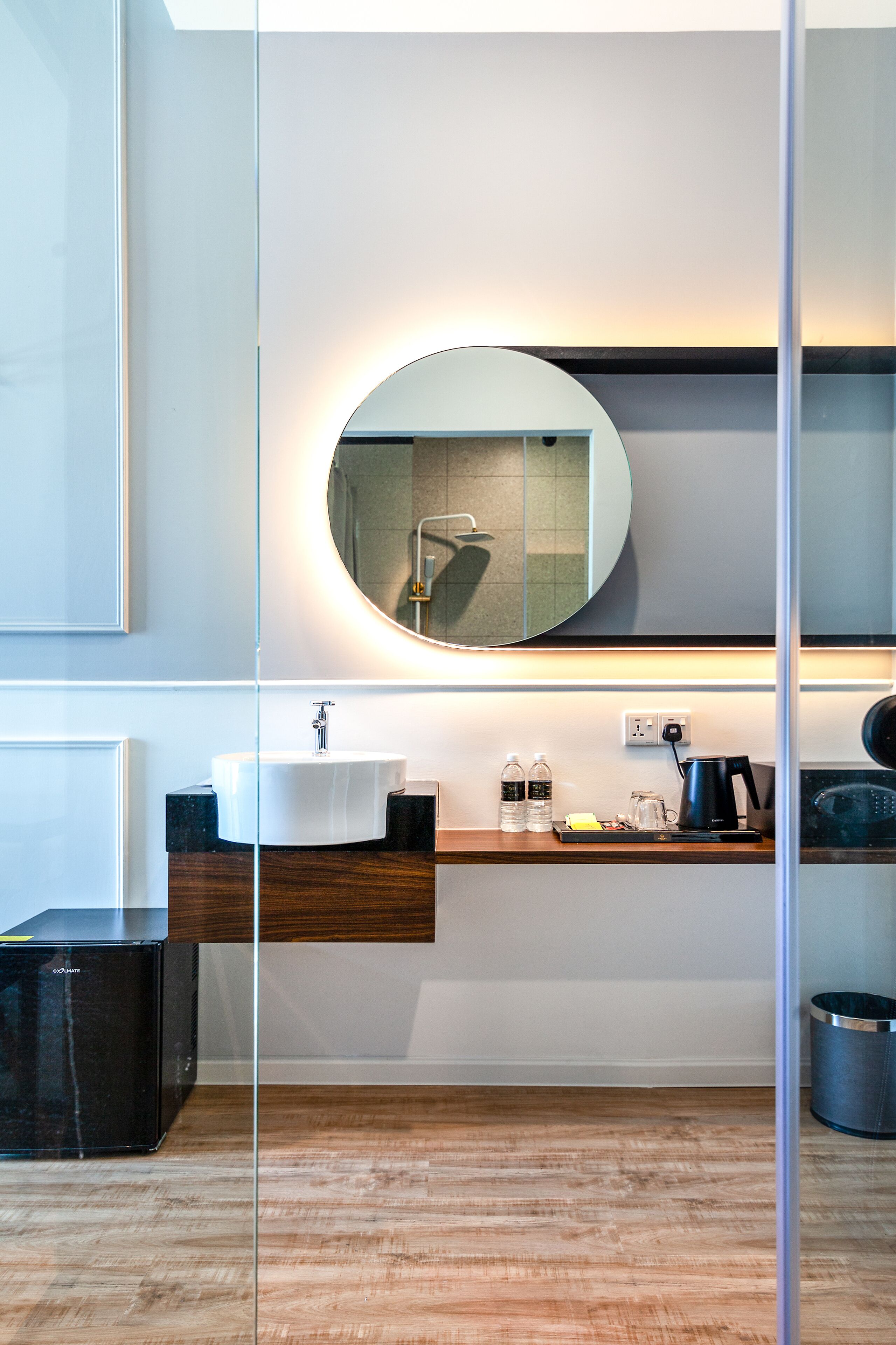 premier king room | bathroom sink