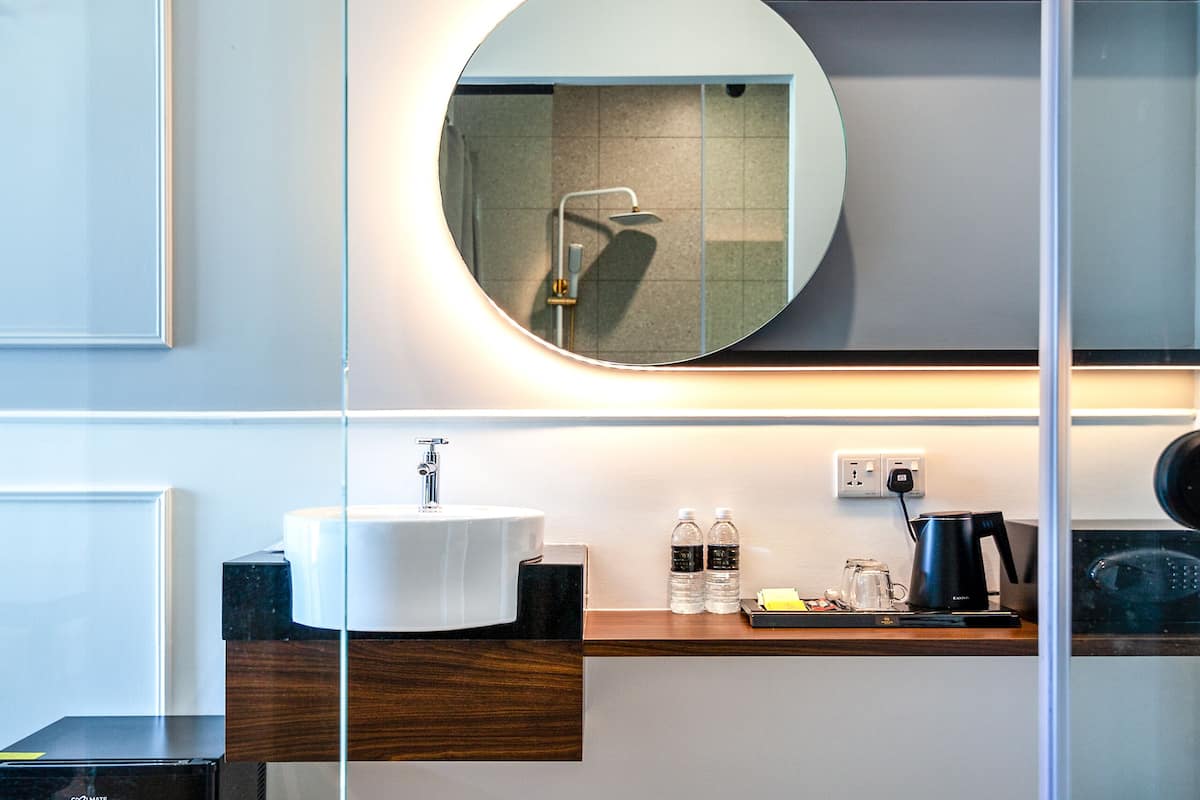 premier king room | bathroom sink