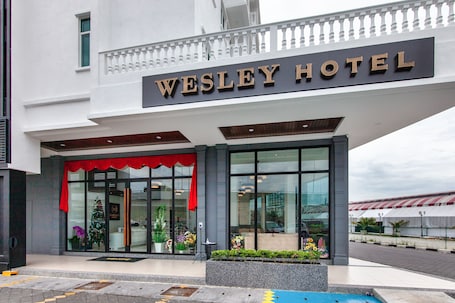 Fachada de la propiedad. Wesley Hotel