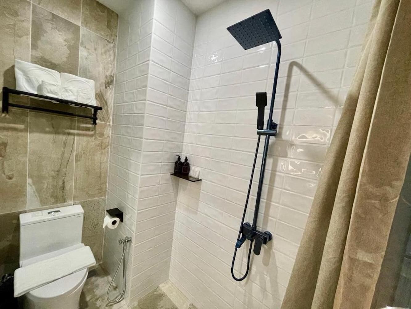 deluxe twin room | bathroom | shower, rainfall showerhead, free toiletries, hair dryer