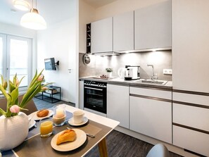 Kühlschrank, Ofen, Geschirrspüler, Wasserkocher mit Kaffee-/Teezubehör