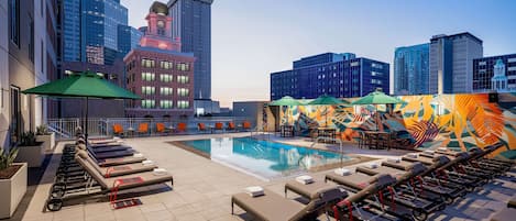 Piscina externa, funciona das 8h às 22h, espreguiçadeiras