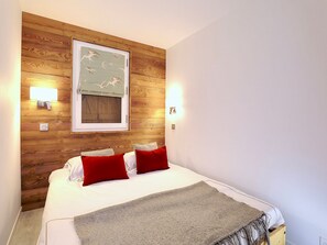 1 bedroom, bed sheets
