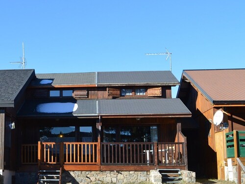 Cozy Chalet for 6 with Modern Amenities, Pet-Friendly, Communal Parking