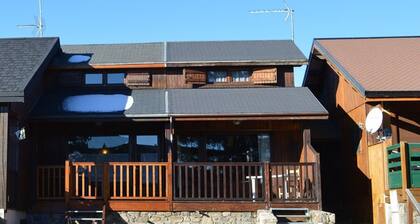 Cozy Chalet for 6 with Modern Amenities, Pet-Friendly, Communal Parking