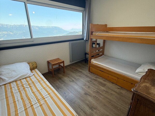 1 bedroom, bed sheets