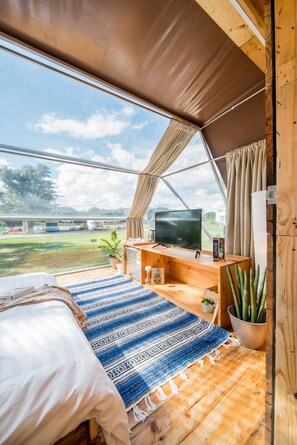 Tenda de campanya exclusiva | Mobiliari individual, cortines opaques, wifi gratuïta i roba de llit