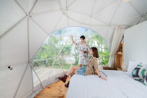 Glamping Dome | ตกแต่งพิเศษโดยเฉพาะ, ผ้าม่านกันแสง, Wi-Fi ฟรี, ผ้าปูที่นอน