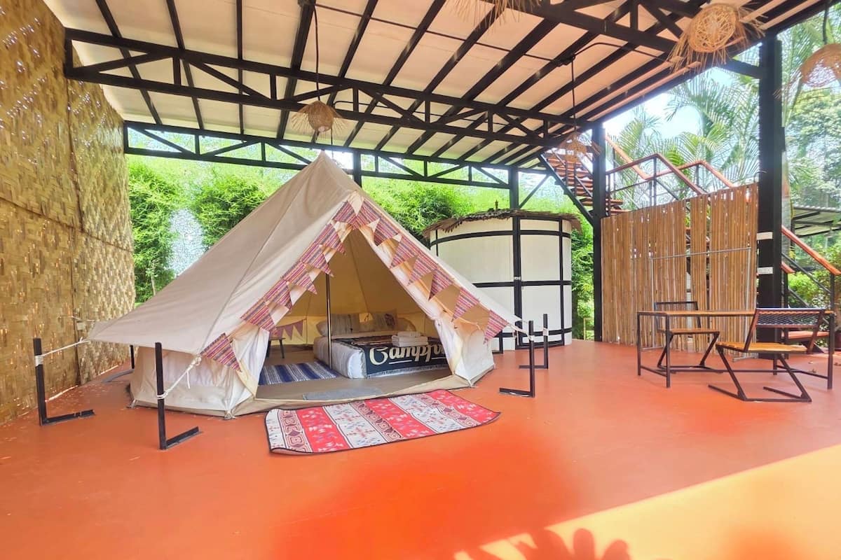 Eine Zeltoase mit Bett, Trommel und Sitzgelegenheit.