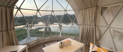 Riverfront Villa with Upper Deck Dome | Vue de la chambre