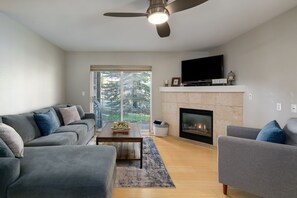 TV, fireplace, stereo