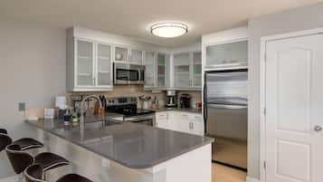 Refrigerador, microondas, horno, placa de cocina