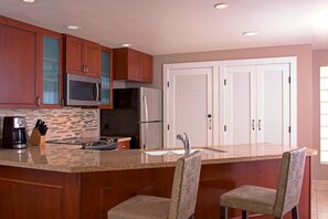 Fridge, microwave, coffee/tea maker, toaster - Luxury Marriott Canyon Villas - Near Sedona & Grand Canyon (Phoenix)