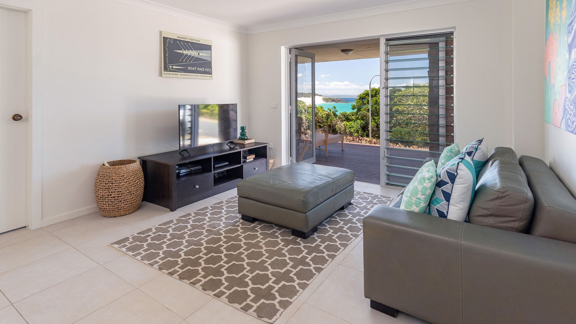 Una Smart TV, un reproductor de DVD, servicios de streaming