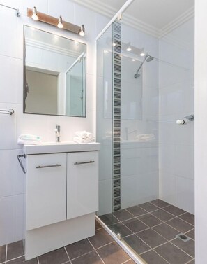 Baignoire, séchoir à cheveux