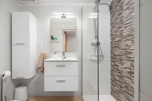 Combined shower/tub, hair dryer, towels