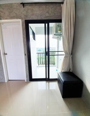 基础开间, 多张床 | 起居区 | 32-英寸纯平电视 （配备有线频道）、电视