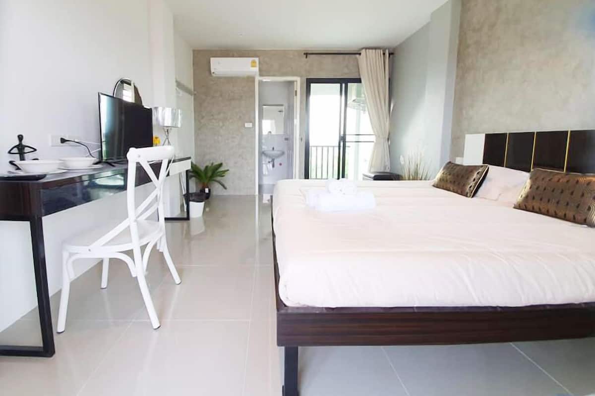 Basic Studio, Multiple Beds | Blackout drapes, soundproofing, iron/ironing board, free WiFi