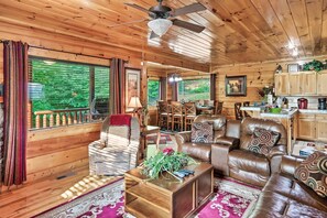 Smart TV, fireplace, video games - ⭐ SECLUDED • HOT TUB  • GAME ROOM • LOCATION • EASY ROADS! ⭐ (Sevierville)