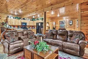 Smart TV, fireplace, video games - ⭐ SECLUDED • HOT TUB  • GAME ROOM • LOCATION • EASY ROADS! ⭐ (Sevierville)