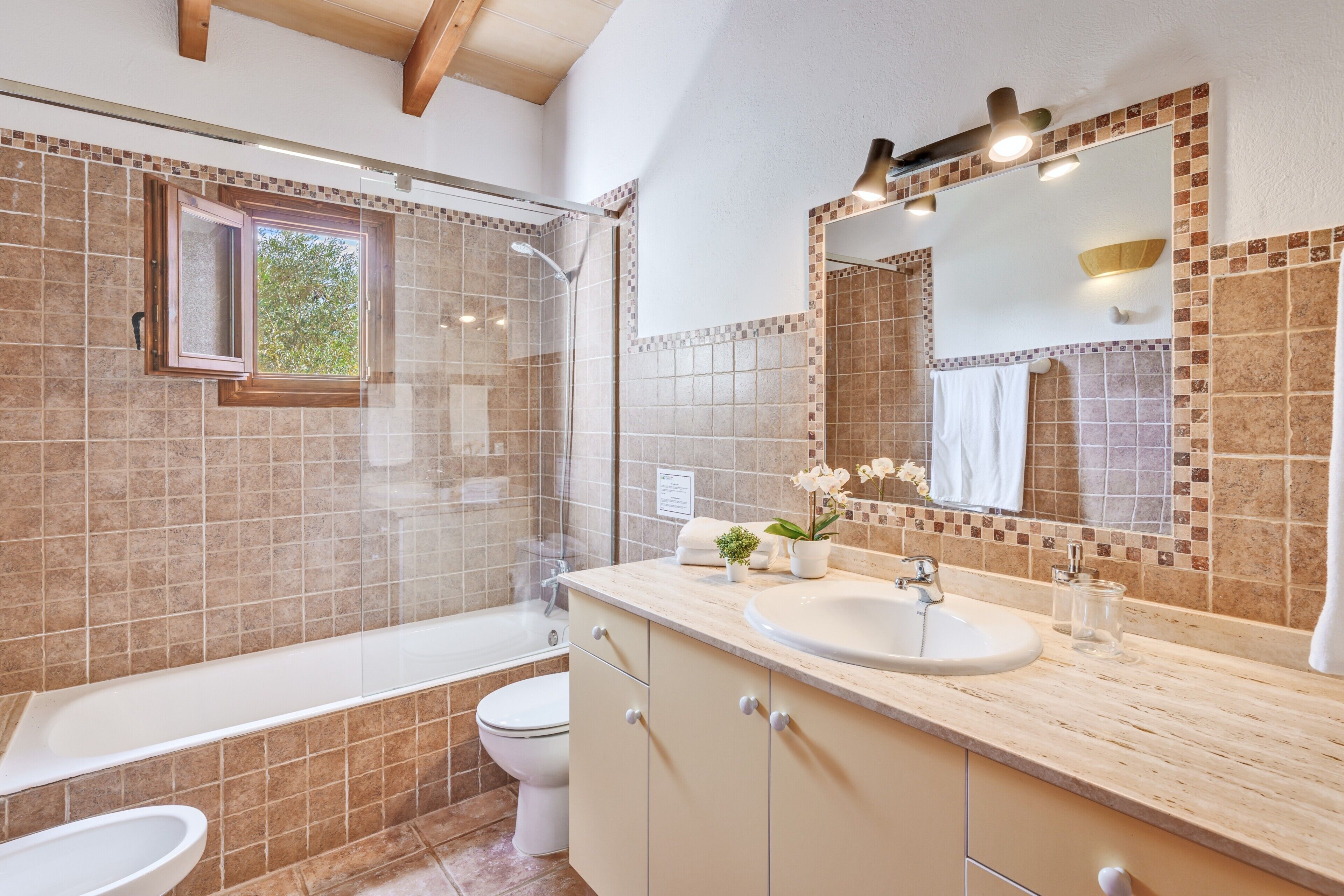 Badewanne, Haartrockner, Handtücher