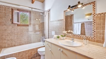 Badewanne, Haartrockner, Handtücher