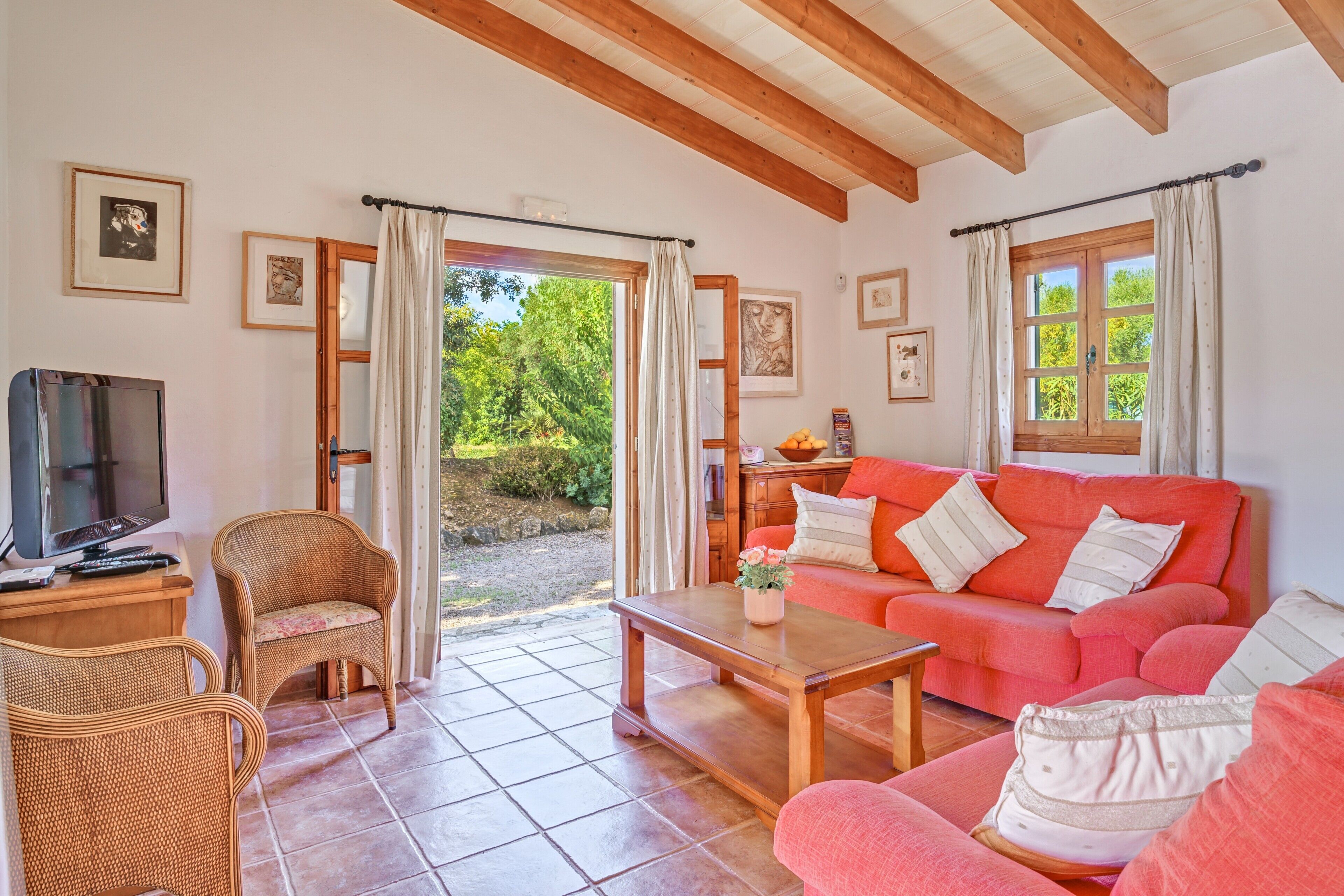 Télévision, table de tennis de table, chaîne hi-fi