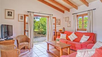 Télévision, table de tennis de table, chaßne hi-fi