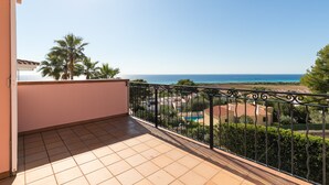 Un balcone con vista sul mare e sugli edifici.