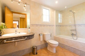 Badewanne, Haartrockner, Handtücher