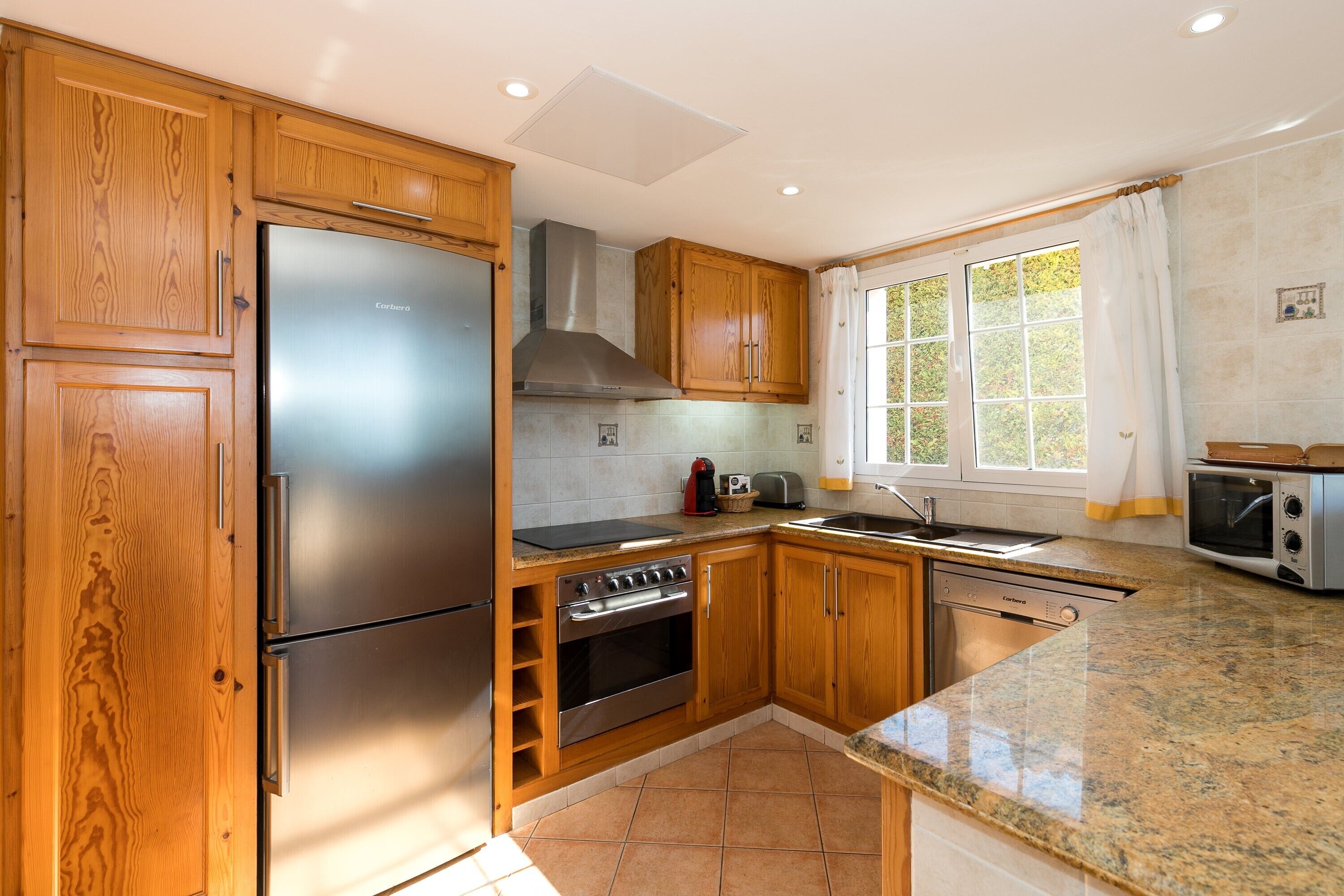 Køleskab, mikrobølgeovn, ovn, kogeplade