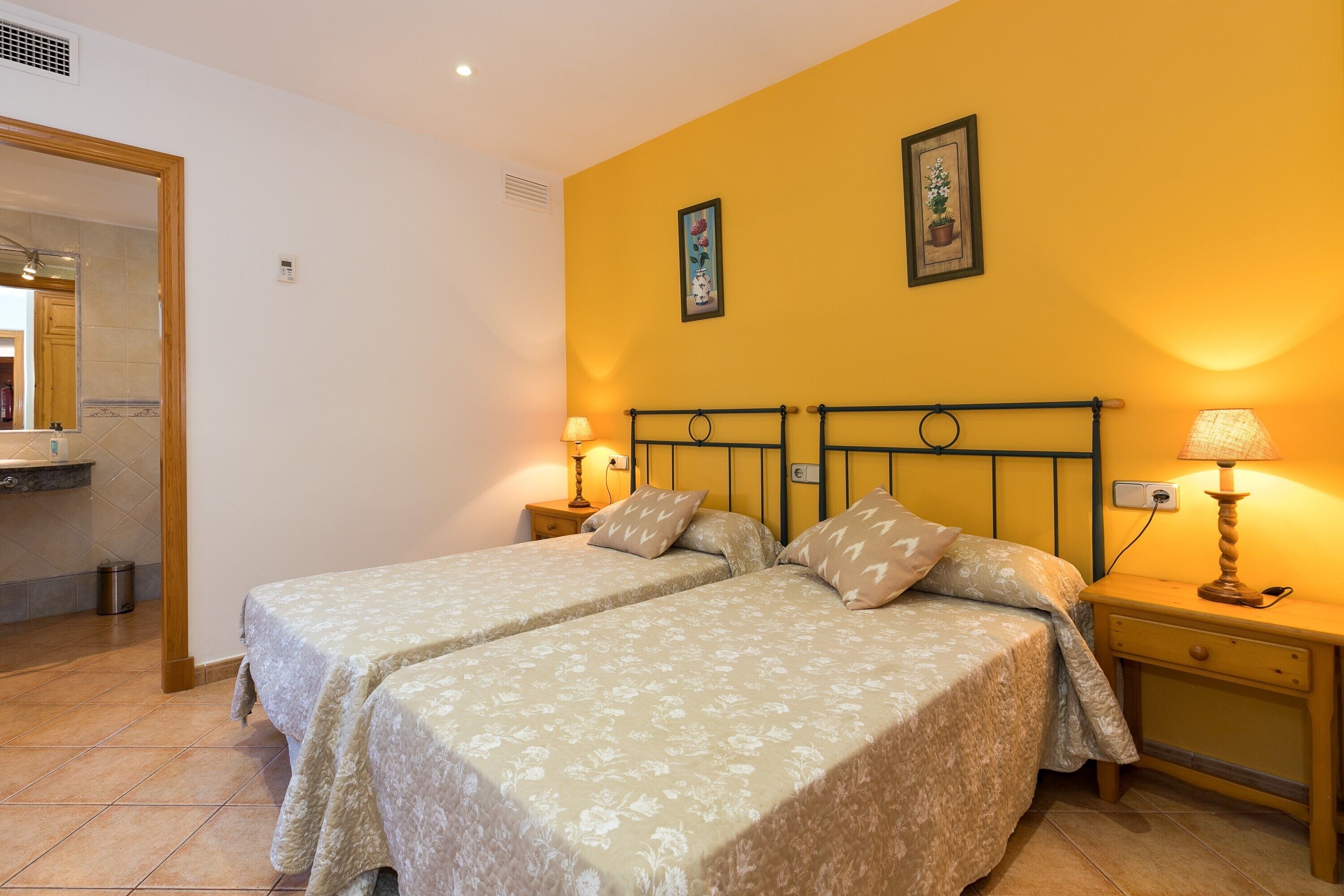 4 dormitorios, tabla de planchar con plancha, wifi gratis y ropa de cama