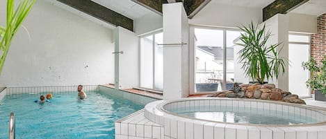 Apartamento | Piscina | Una piscina cubierta, una piscina al aire libre