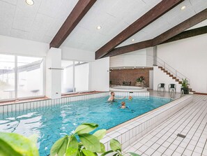 Una piscina techada, una piscina al aire libre