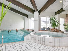 Apartamento | Piscina | Una piscina cubierta, una piscina al aire libre