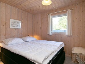3 bedrooms, cribs/infant beds
