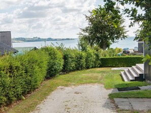A pathway leading to a house with a view of a lake. - 6 Person Holiday Home in Broager (Broager)