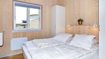 4 bedrooms, cots/infant beds