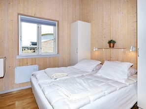 4 bedrooms, cribs/infant beds