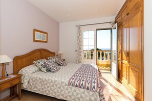 4 bedrooms, iron/ironing board, free WiFi, bed sheets - Family-friendly Villa Panorama with Sea View, Wi-Fi, Balcony, Garden, Terraces & Pool (Son Bou)