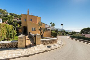 Exterior - Family-friendly Villa Panorama with Sea View, Wi-Fi, Balcony, Garden, Terraces & Pool (Son Bou)