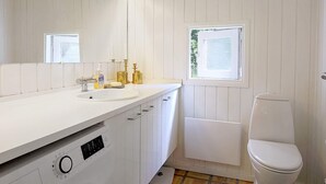 House | Bathroom | Shower, towels - Holiday Home in Frei (Frederiksvaerk)
