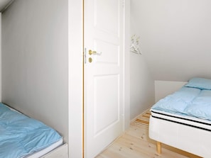 3 bedrooms, cribs/infant beds