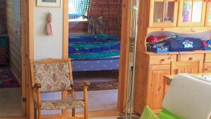 3 quartos, individualmente mobiliados, roupa de cama