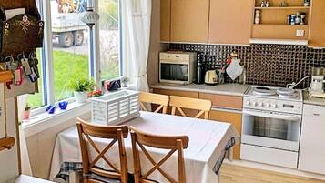 House | Private kitchen | Fridge, microwave, oven, stovetop