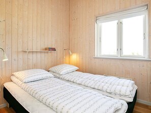 4 bedrooms, cribs/infant beds