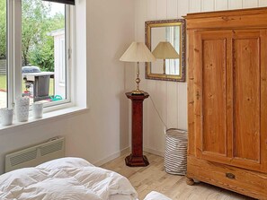 4 bedrooms, cribs/infant beds