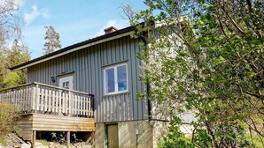 En toetagers bygning med balkon og stensokkel.