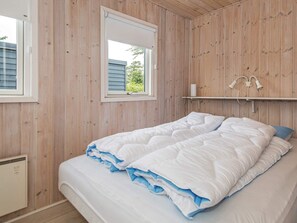 1 bedroom, cribs/infant beds
